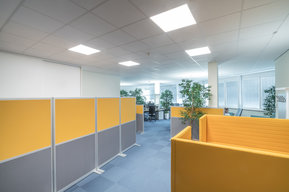 modernes Büro mit orangen Trennwänden
