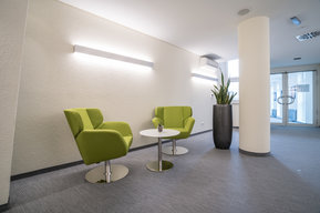 moderner Wartebereich mit grünen Stühlen