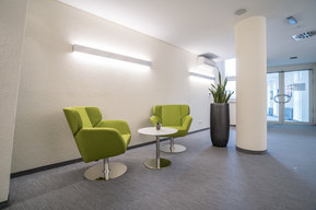 moderner Wartebereich mit grünen Stühlen